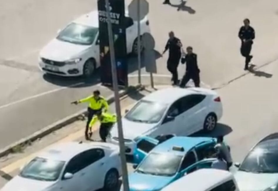 Gaziantep’te Film Gibi Operasyon: Rehin Alınan Taksi Şoförü Kurtarıldı Gaziantep'te bir çift, bindikleri taksinin şoförünü pompalı tüfekle rehin alarak