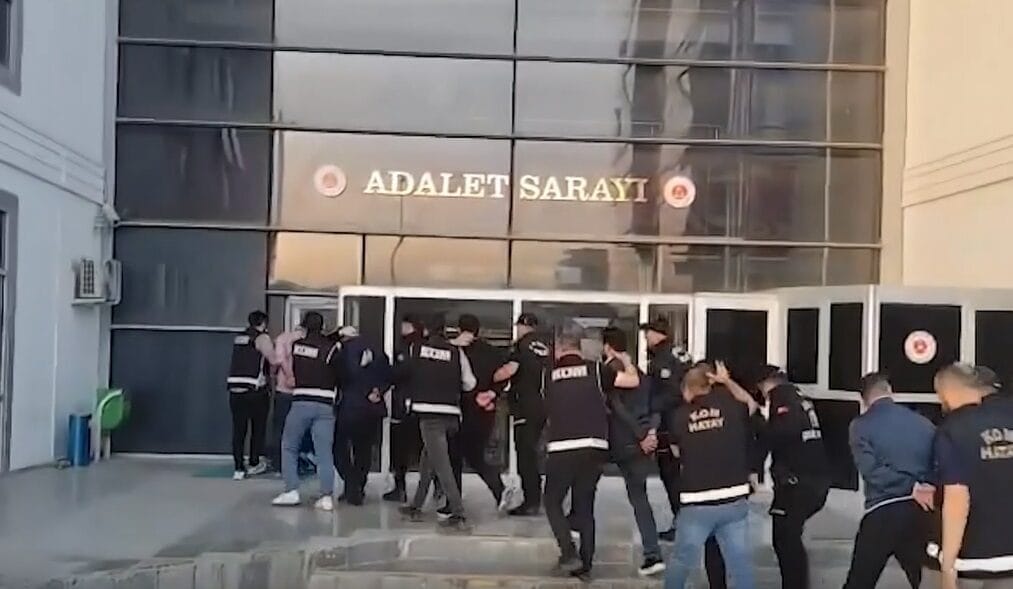 Hatay’da Çeteye Dev Operasyon: 28 Şüpheli Tutuklandı Hatay Emniyet Müdürlüğü, esnafı haraca bağlayan, tehdit ve fuhuş suçlarına