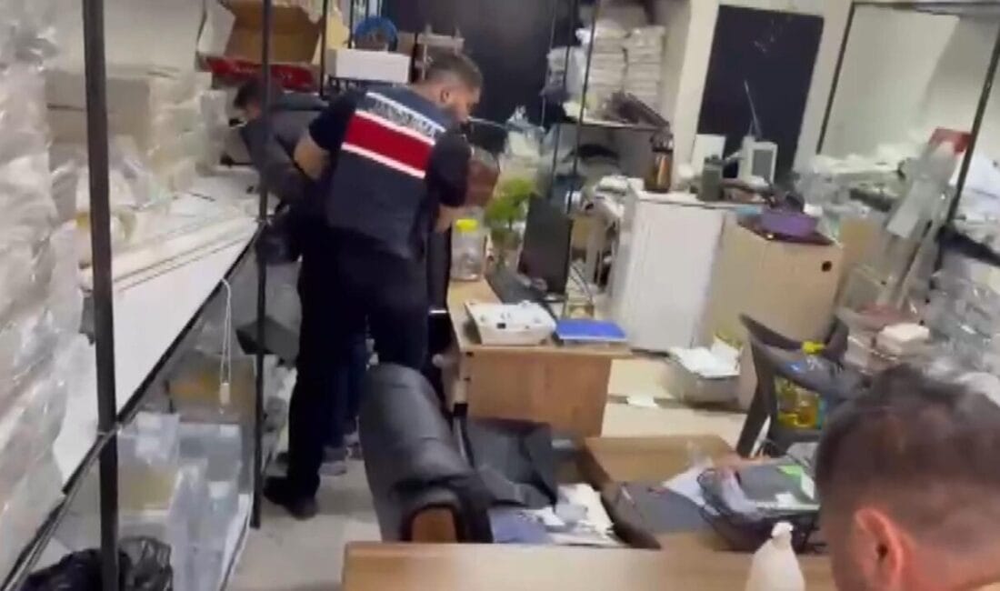 İstanbul’da Sahte Altın Operasyonunda Milyonluk Vurgun Engellendi İstanbul’un Zeytinburnu ilçesinde düzenlenen operasyonda piyasa değeri 28,5 milyon lirayı
