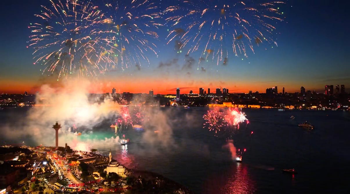İstanbul'un şanlı fethinin 573. yılında Boğaz'da büyüleyici kutlama! 1200 dronla