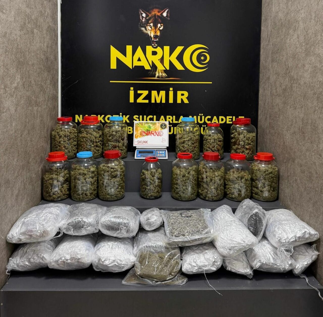 İzmir Emniyet Müdürlüğü ekipleri, Karabağlar ve Karşıyaka ilçelerinde zehir tacirlerine