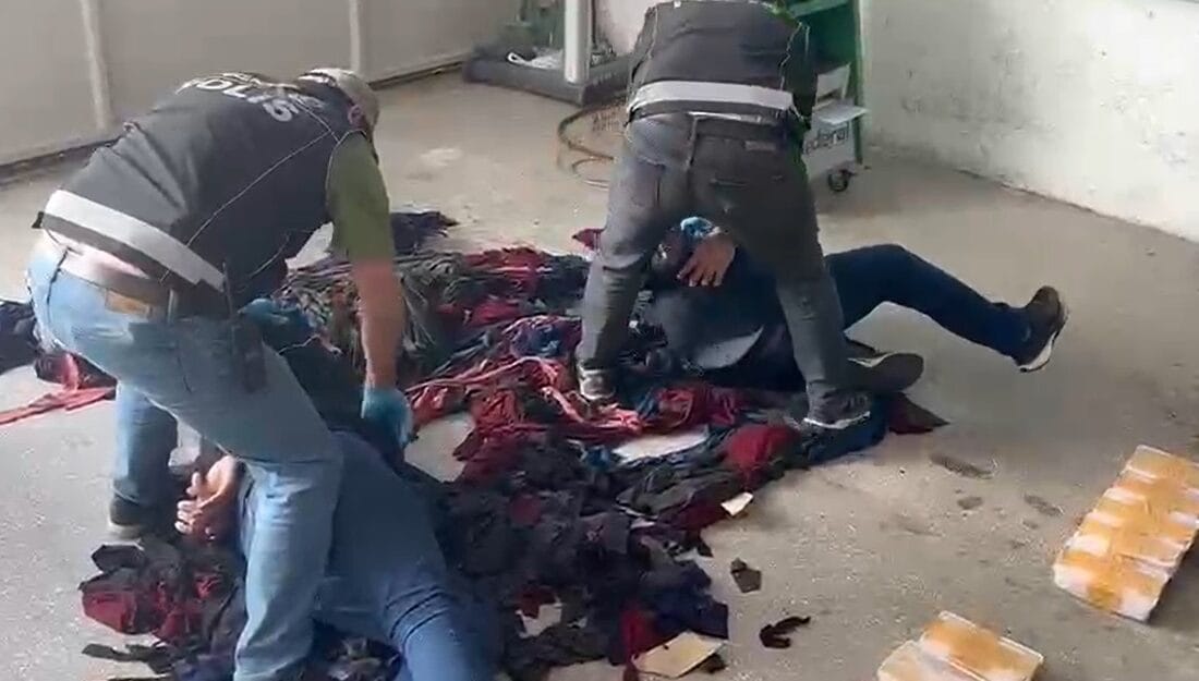 Kayseri’de Narkotik Operasyonu: Kilo Kilo Zehir Yakalandı! Kayseri'de emniyet güçlerinin şüphe üzerine takibe alarak durdurduğu iki ayrı