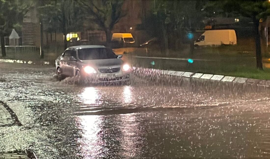 Kayseri’de sağanak sele dönüştü; yollar göle döndü Kayseri'de akşam saatlerinde gökyüzü adeta delindi. Aniden bastıran şiddetli sağanak