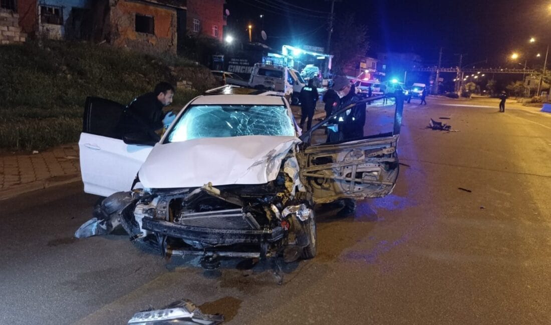 Kırıkkale'de gece yarısı meydana gelen kazada kontrolden çıkan otomobil, park