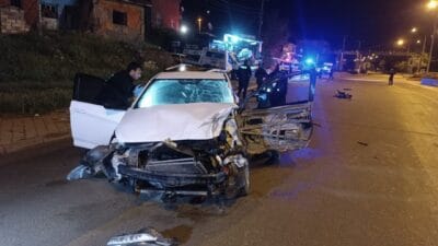 Kırıkkale'de gece yarısı meydana gelen kazada kontrolden çıkan otomobil, park