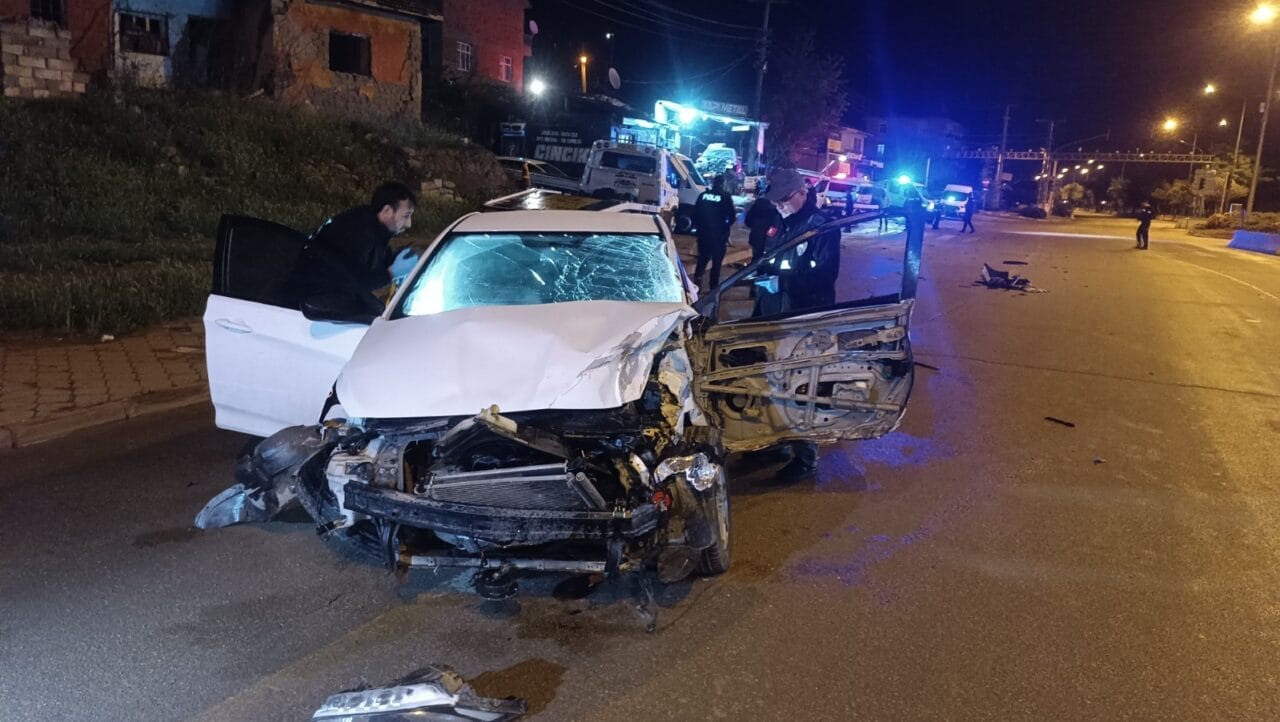 Kırıkkale'de gece yarısı meydana gelen kazada kontrolden çıkan otomobil, park