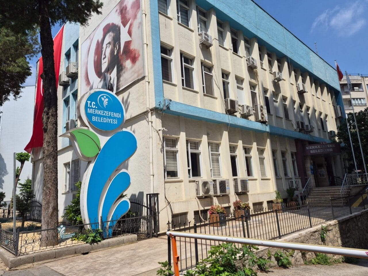Denizli'de sarsıcı bir yolsuzluk operasyonu gerçekleştirildi. Merkezefendi Belediyesi'ndeki ihalelerde rüşvet