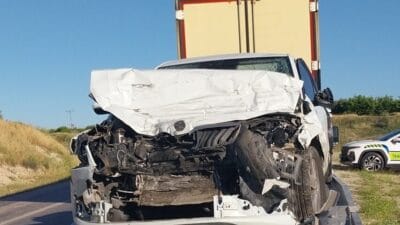 Mersin'in Mut ilçesinde Mut-Silifke kara yolunda ilerleyen otomobil, kontrolünü kaybedip