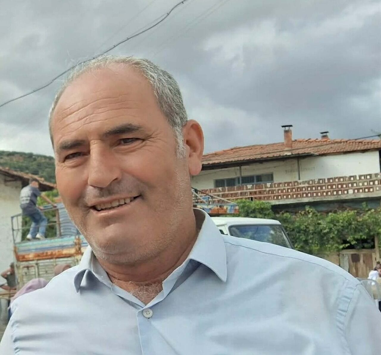 Manisa'nın Selendi ilçesinde Kayranlar Mahallesi Muhtarı Niyazi Çahan, zeytin bahçesinde