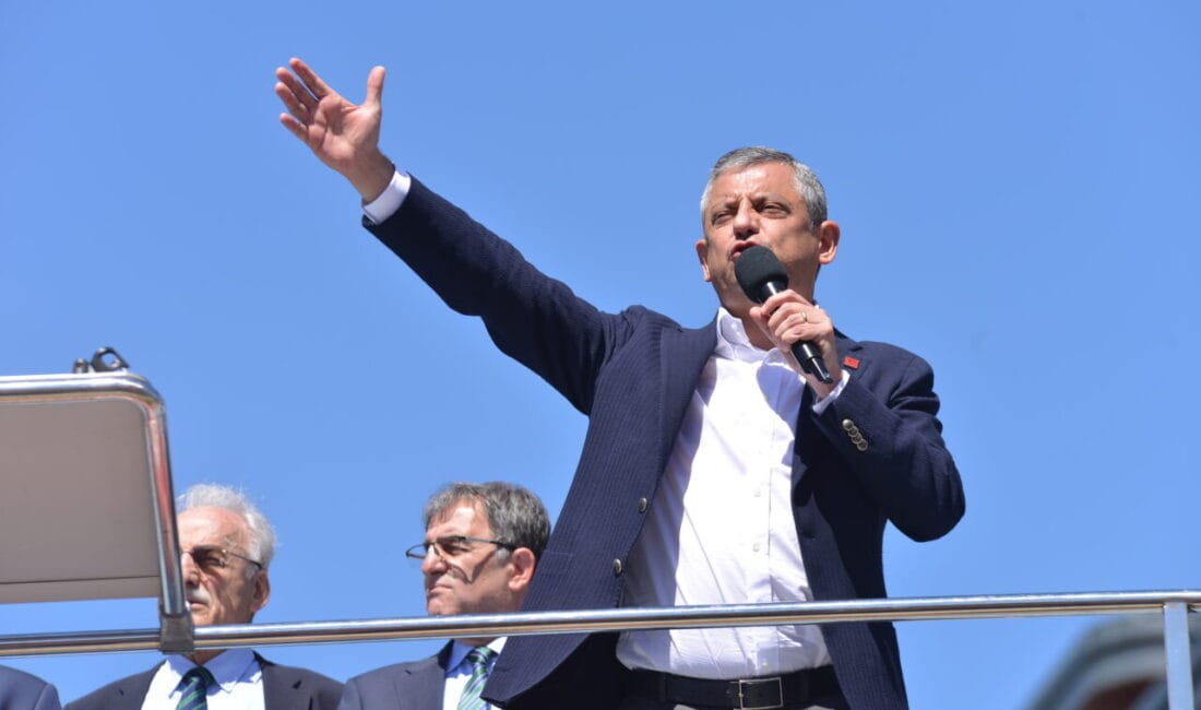 Özgür Özel Rize’de Hükümete Yüklendi: “Çayda Sömürüye Son” Rize'de kalabalığa seslenen Özgür Özel, çay üreticisinin emeğinin karşılığını alması