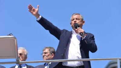 Rize'de kalabalığa seslenen Özgür Özel, çay üreticisinin emeğinin karşılığını alması