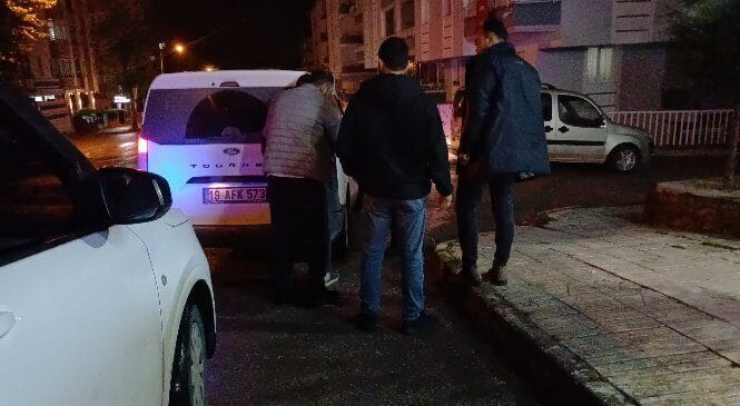 Polisten Kaçtı, 640 Bin TL Ceza Yedi, Sokakta Bıraktığı Arabası Çalındı! Çorum'da absürt komedi filmlerini aratmayacak bir asayiş olayı yaşandı. Gece
