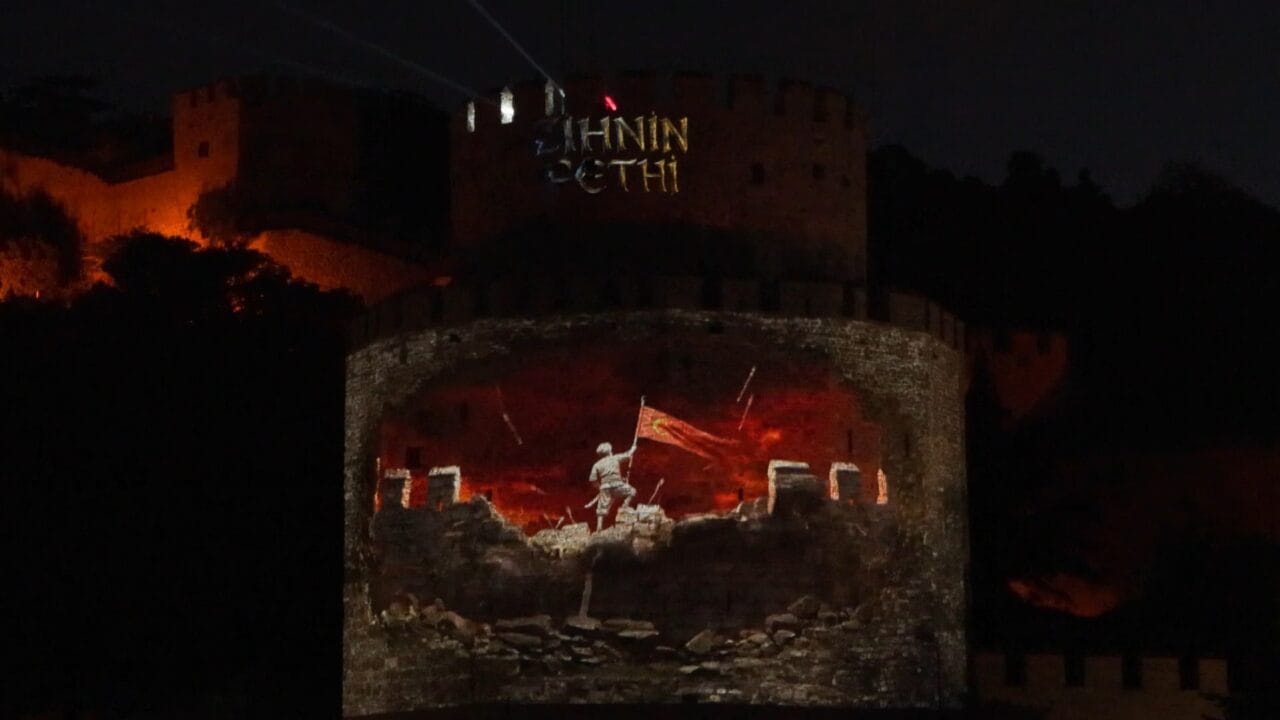 Boğaz'da büyüleyici fetih gecesi! Rumeli Hisarı'ndaki tarihi gösteriyi tekneden takip