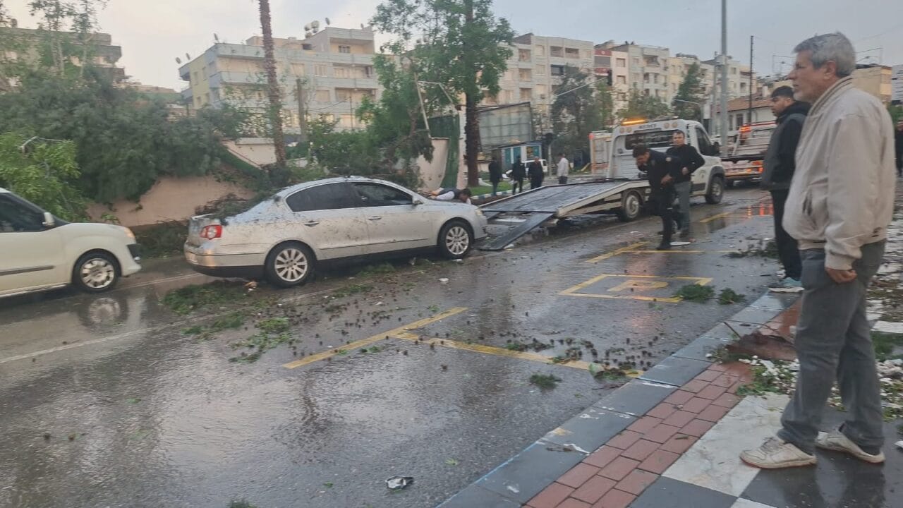 Şanlıurfa’da etkili olan dolu ve fırtına büyük hasara yol açtı.