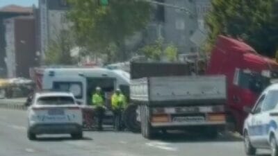 İstanbul Silivri'de direksiyon hakimiyeti kaybolan bir TIR yol kenarındaki bariyerlere