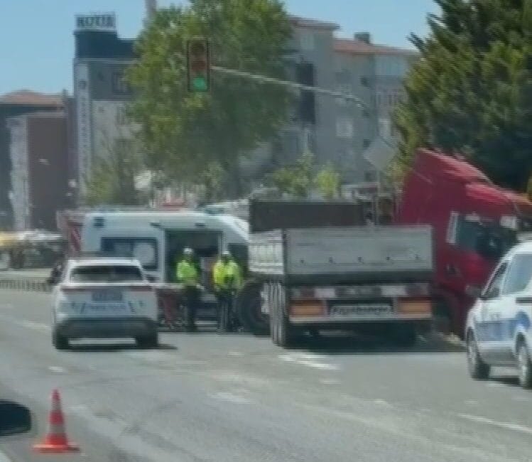 Silivri’de Feci Kaza: Bariyerlere Çarpan TIR Sürücüsü Hayatını Kaybetti İstanbul Silivri'de direksiyon hakimiyeti kaybolan bir TIR yol kenarındaki bariyerlere