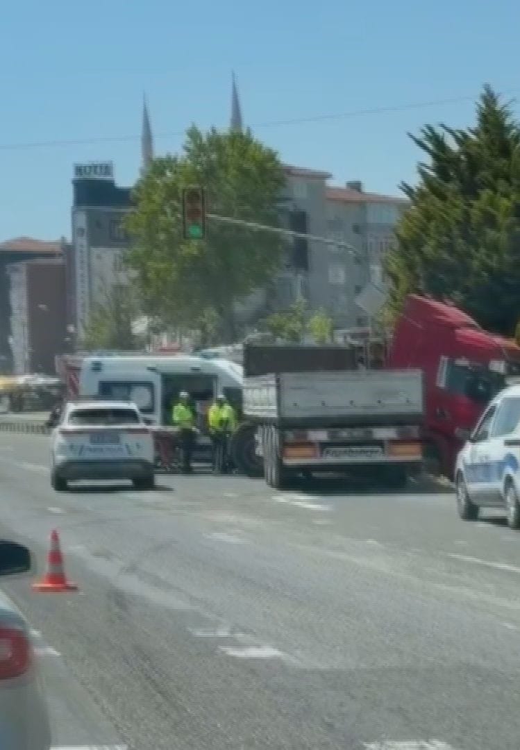 İstanbul Silivri'de direksiyon hakimiyeti kaybolan bir TIR yol kenarındaki bariyerlere