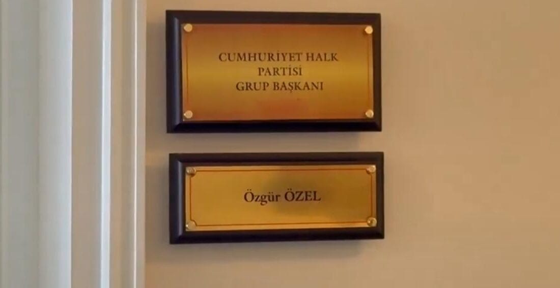 Meclis'te jet hızıyla tabela operasyonu: Özgür Özel'in odasındaki unvan resmen