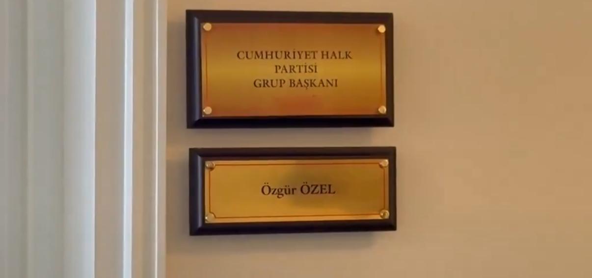 Meclis'te jet hızıyla tabela operasyonu: Özgür Özel'in odasındaki unvan resmen
