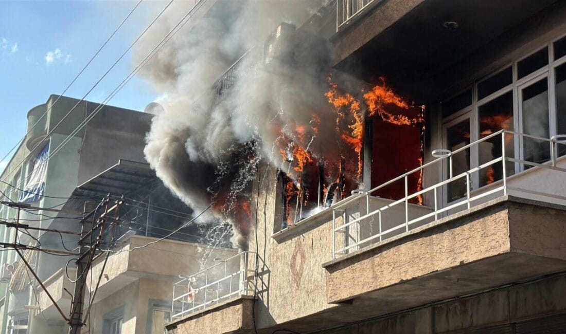 Turgutlu’da Yangın Faciası: 88 Yaşındaki Adam Hayatını Kaybetti Turgutlu’da 3 katlı apartmanın 1’inci katında çıkan yangında yalnız yaşayan