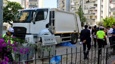 Adana'nın Çukurova ilçesinde yolun karşısına geçmek isterken belediyeye ait çöp