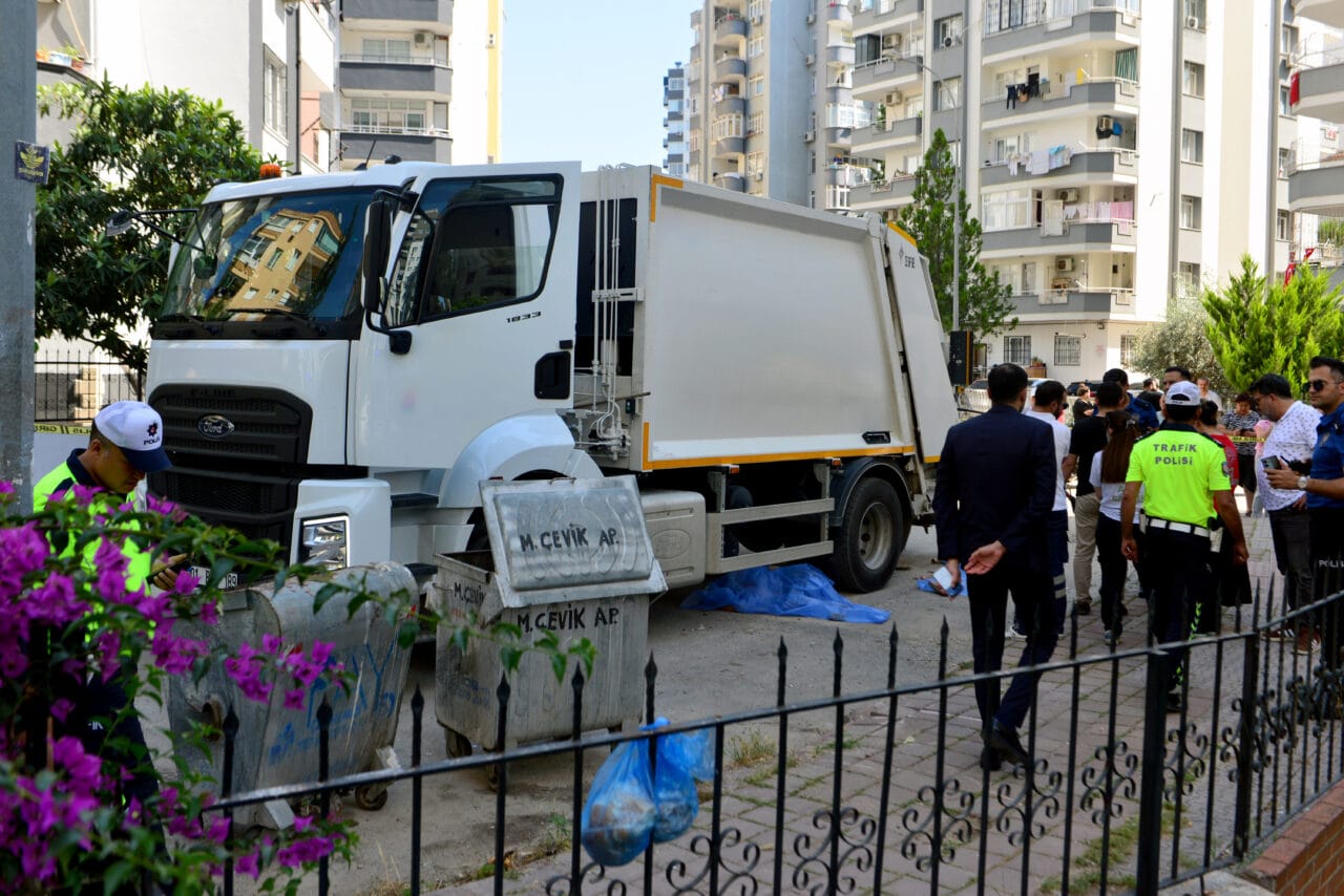 Adana'nın Çukurova ilçesinde yolun karşısına geçmek isterken belediyeye ait çöp