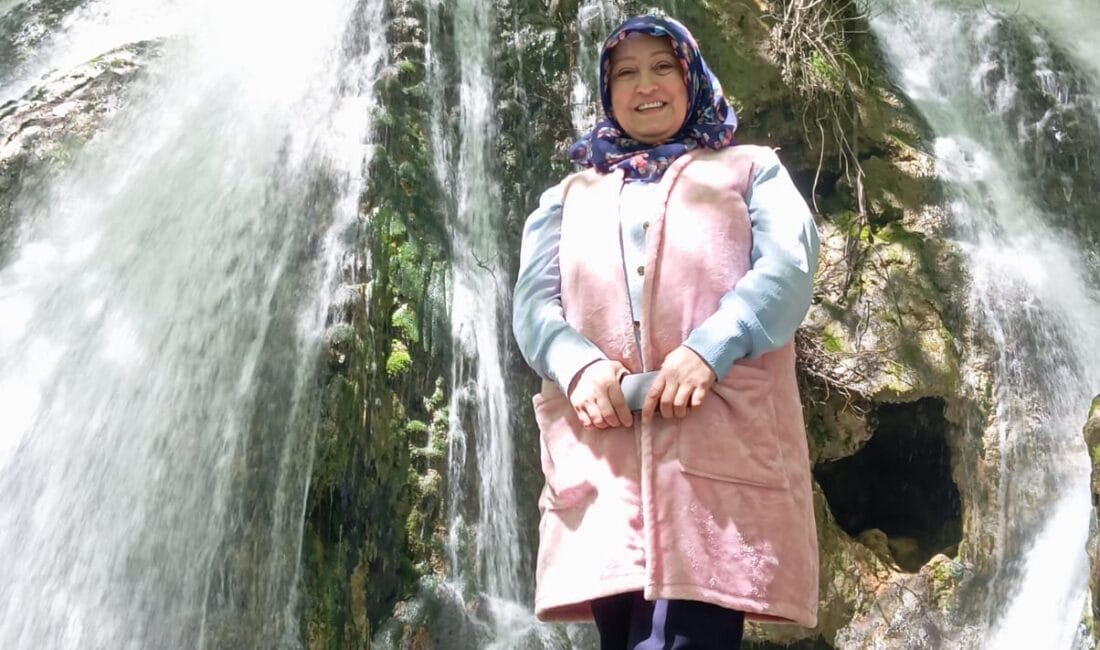 Adana’da Kan Donduran Olay: Annesini Öldüren Genç Kız Çıkarıldığı Mahkemece Tutuklandı Adana'nın Saimbeyli ilçesinde salonda uyuyan annesi Servet Tekir'i bıçaklayarak öldürdükten
