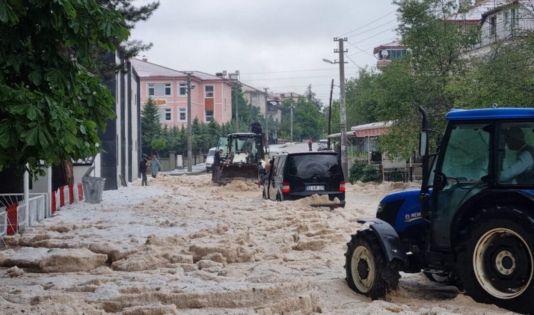 Afyonkarahisar’da Şiddetli Dolu Yağışı Hayatı Felç Etti Afyonkarahisar'ın Sinanpaşa ilçesine bağlı Taşoluk beldesinde aniden bastıran ve caddeleri