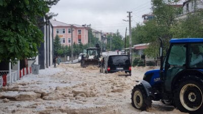 Afyonkarahisar'ın Sinanpaşa ilçesine bağlı Taşoluk beldesinde aniden bastıran ve caddeleri