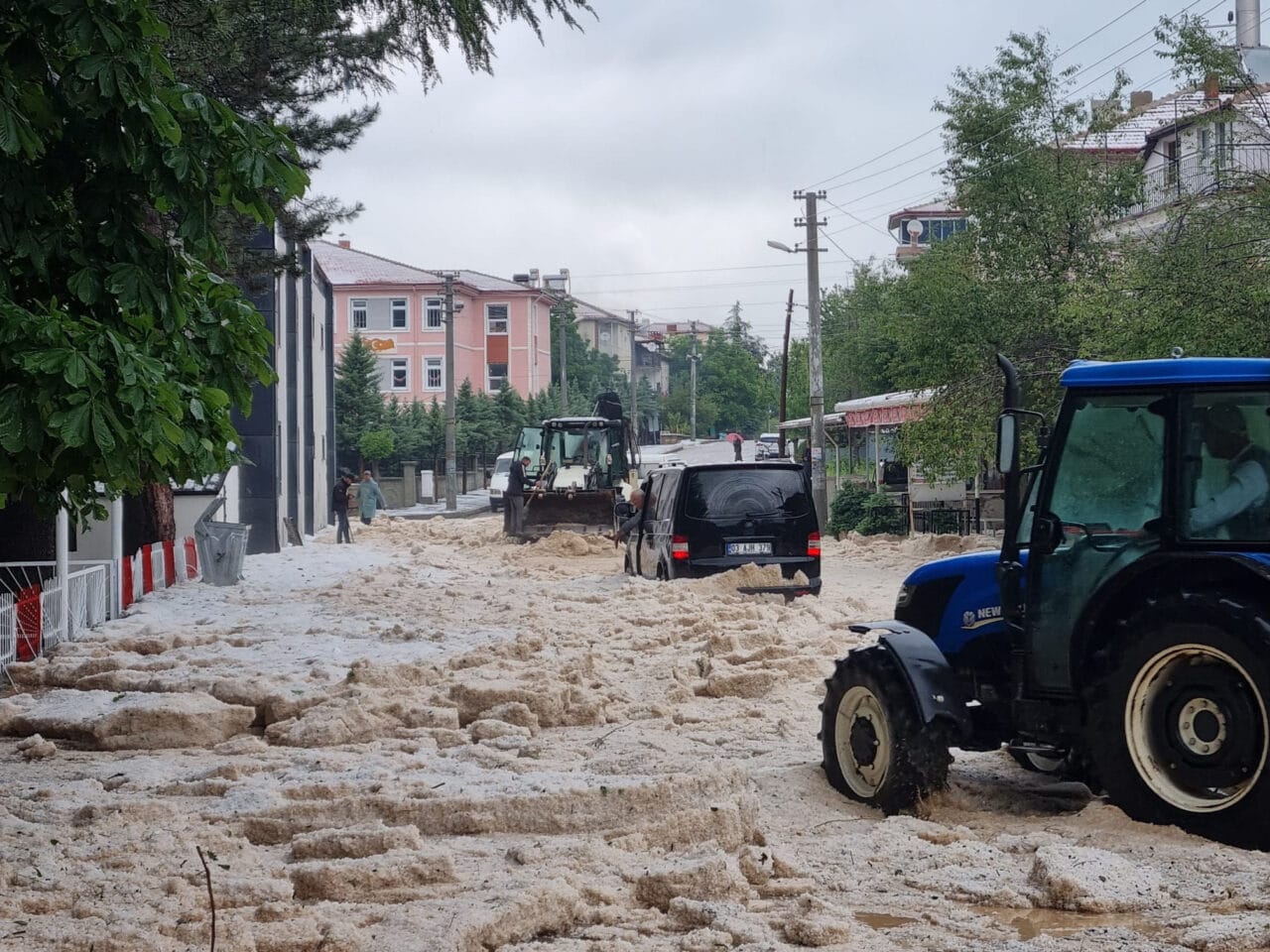 Afyonkarahisar'ın Sinanpaşa ilçesine bağlı Taşoluk beldesinde aniden bastıran ve caddeleri