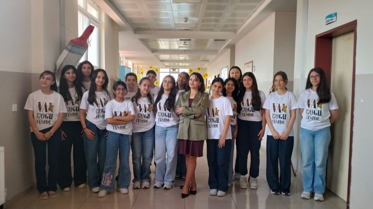 Ankara Sincan'da ortaokul öğrencileri, eski yazı tahtaları ve yumurta kolileri