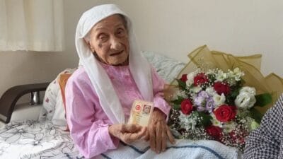 Amasya'da yaşayan ve çocukluk yıllarında Gazi Mustafa Kemal Atatürk'ün elini