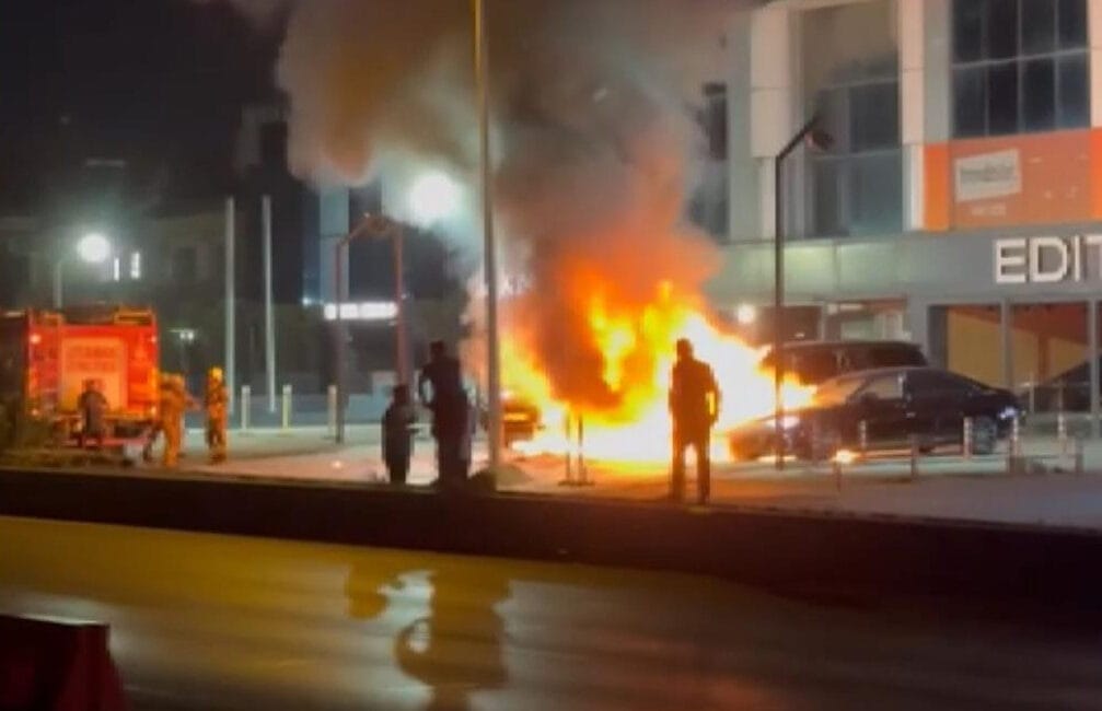 Bakırköy Yeşilköy'de sabaha karşı bir galerinin önünde çıkan yangında, toplam