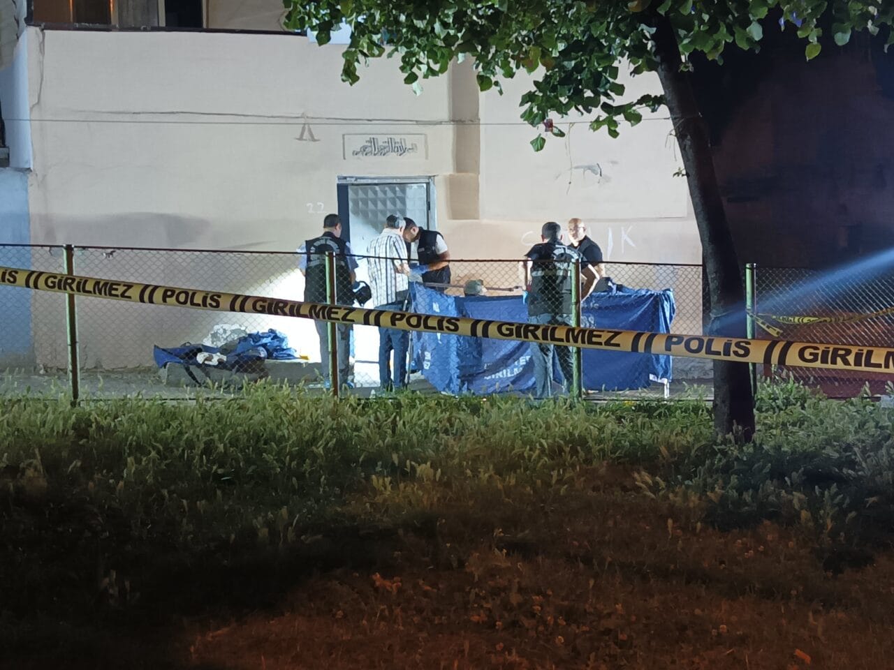 Bursa'nın Yıldırım ilçesinde evlerine gelen kimliği belirsiz bir kişiyle tartışan