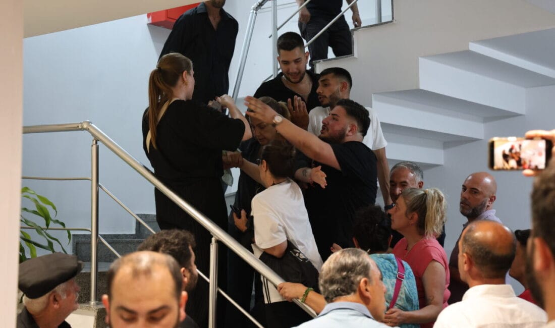 CHP İzmir’de Olaylı Devir Teslim: Utku Gümrükçü Koltuğa Oturdu, Arbede Yaşandı CHP İzmir İl Başkanlığı'nda Utku Gümrükçü'nün göreve başlama sürecinde arbede