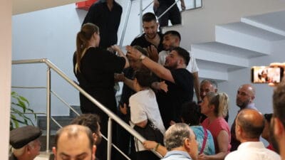 CHP İzmir İl Başkanlığı'nda Utku Gümrükçü'nün göreve başlama sürecinde arbede