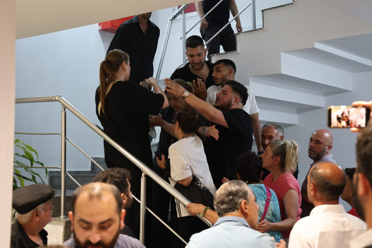CHP İzmir İl Başkanlığı'nda Utku Gümrükçü'nün göreve başlama sürecinde arbede