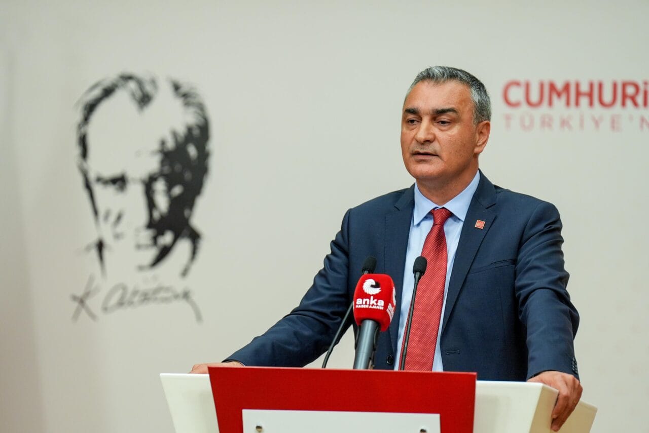 CHP Genel Başkan Yardımcısı ve Parti Sözcüsü Müslim Sarı, tüzükteki
