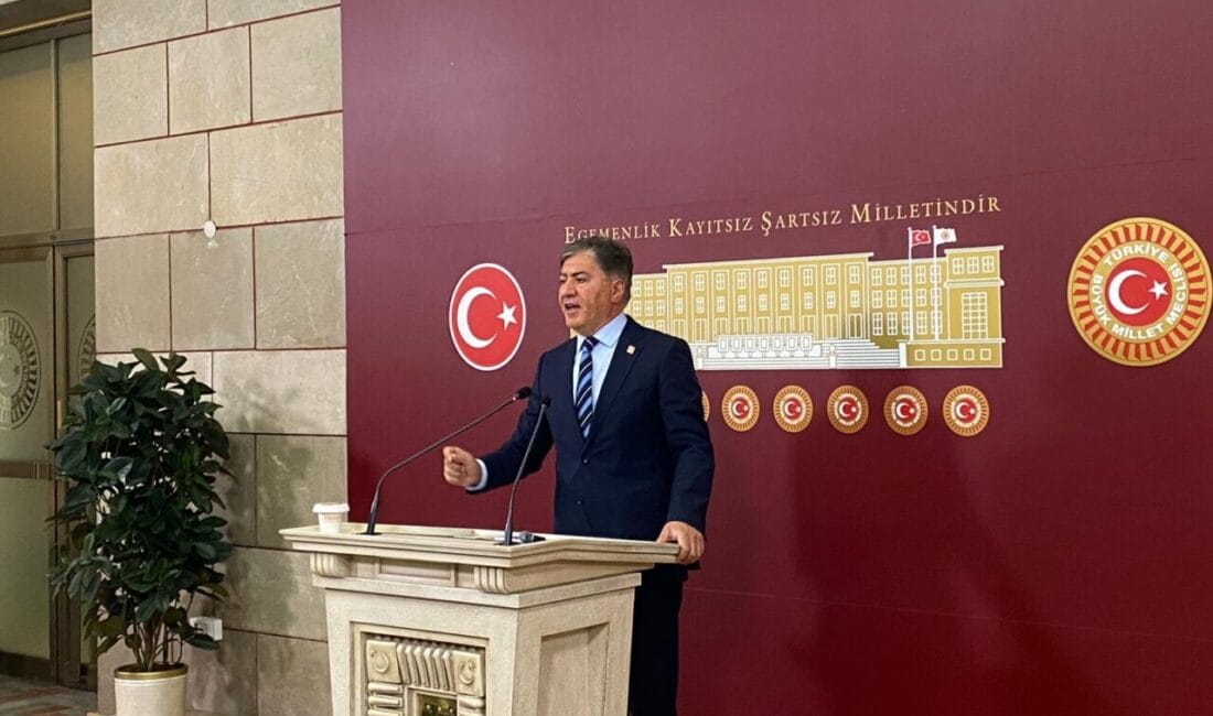 CHP’de Kurultay İmzaları Teslim Edildi: Murat Emir’den “Seçime Girememe Tehlikesi” Uyarısı CHP Grup Başkanvekili Murat Emir, olağanüstü kurultay talebini içeren delege
