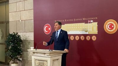 CHP Grup Başkanvekili Murat Emir, olağanüstü kurultay talebini içeren delege