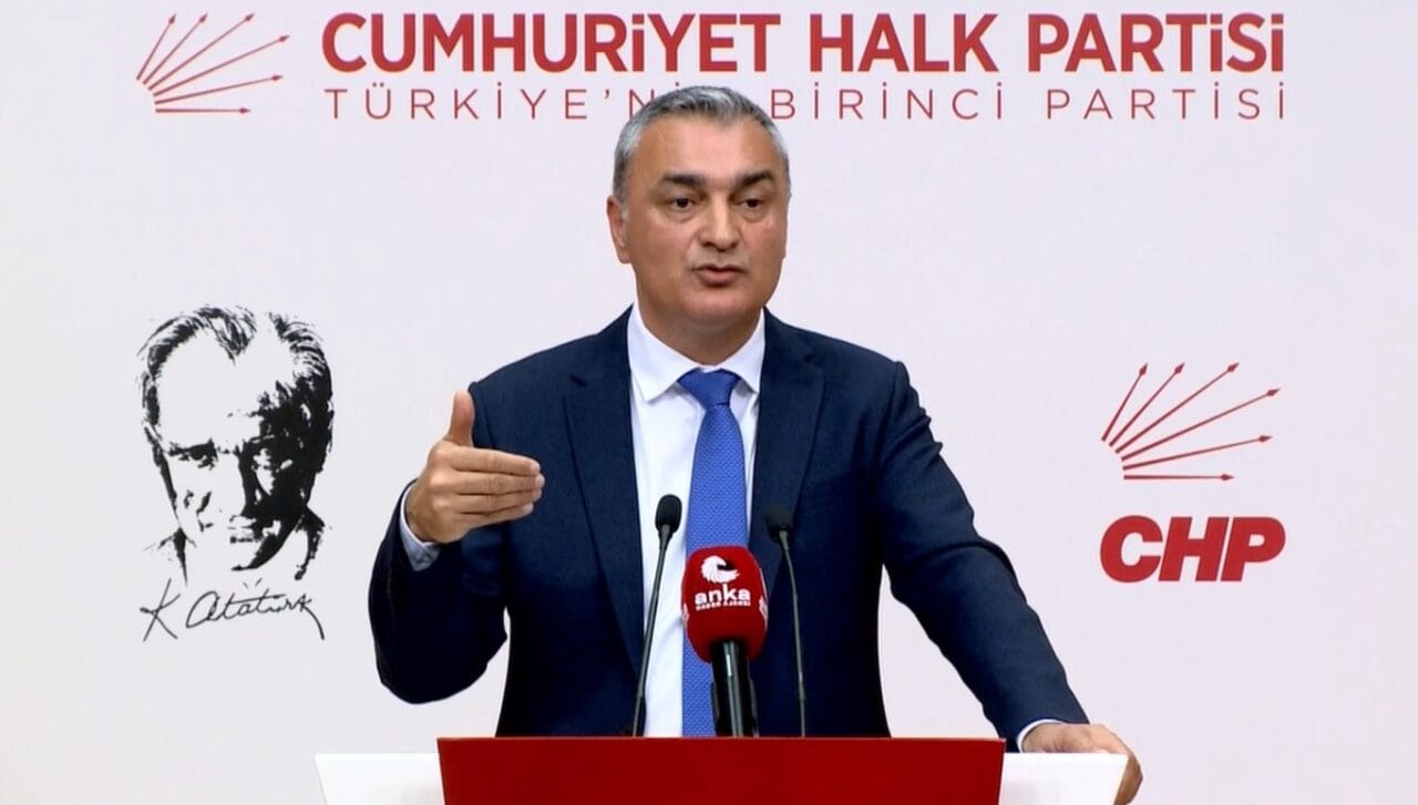 CHP'nin yeni A takımını duyuran Parti Sözcüsü Müslim Sarı, mahkemenin