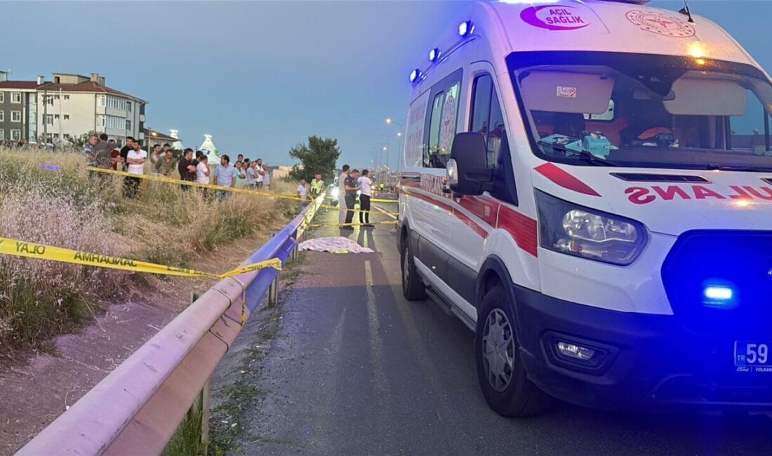 Çorlu’da Otomobilin Çarptığı 15 Yaşındaki Rabia Hayatını Kaybetti Tekirdağ'ın Çorlu ilçesindeki Ergene-Çorlu çevre yolunda yolun karşısına geçmek isterken