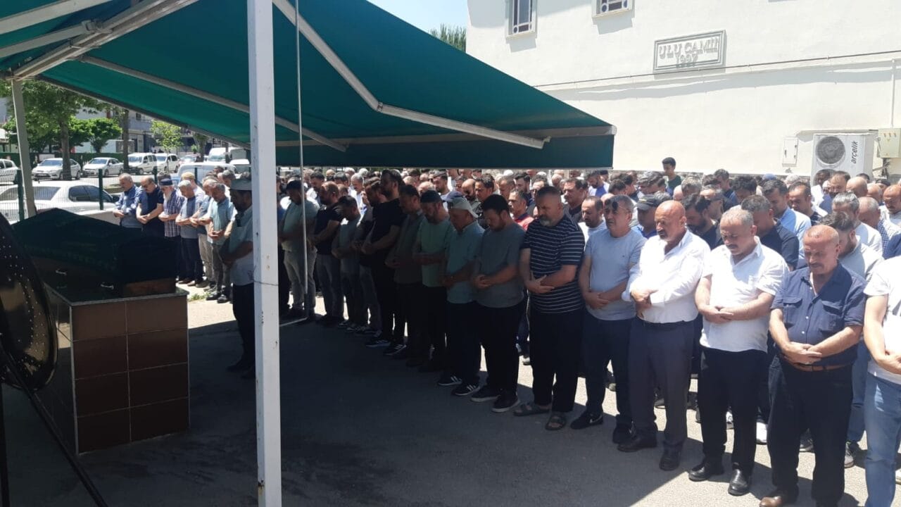 Kocaeli'nin Derince ilçesinde 44 yaşındaki Soner Ata evinde asılı halde