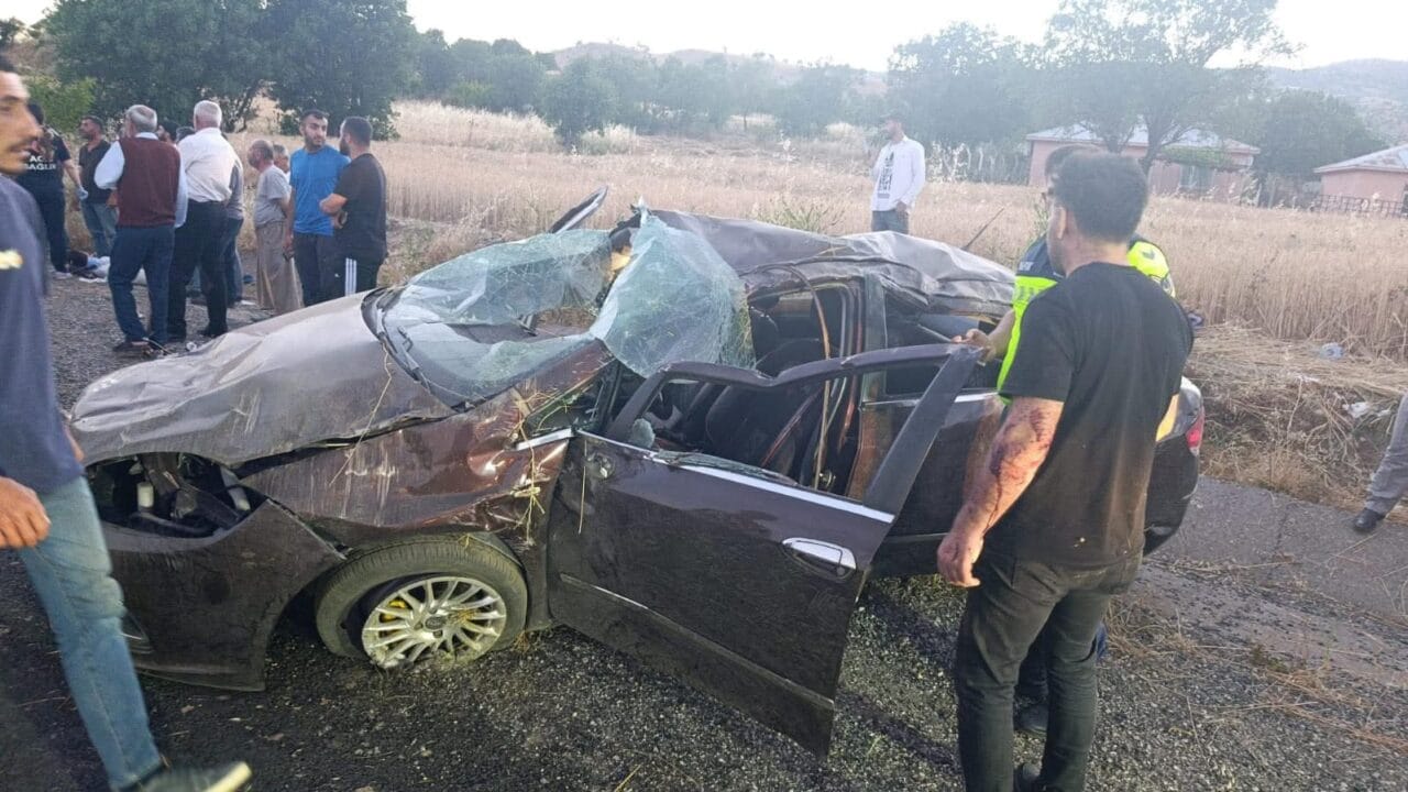 Diyarbakır'ın Kulp ilçesinde kontrolden çıkarak takla atan otomobildeki aynı aileden