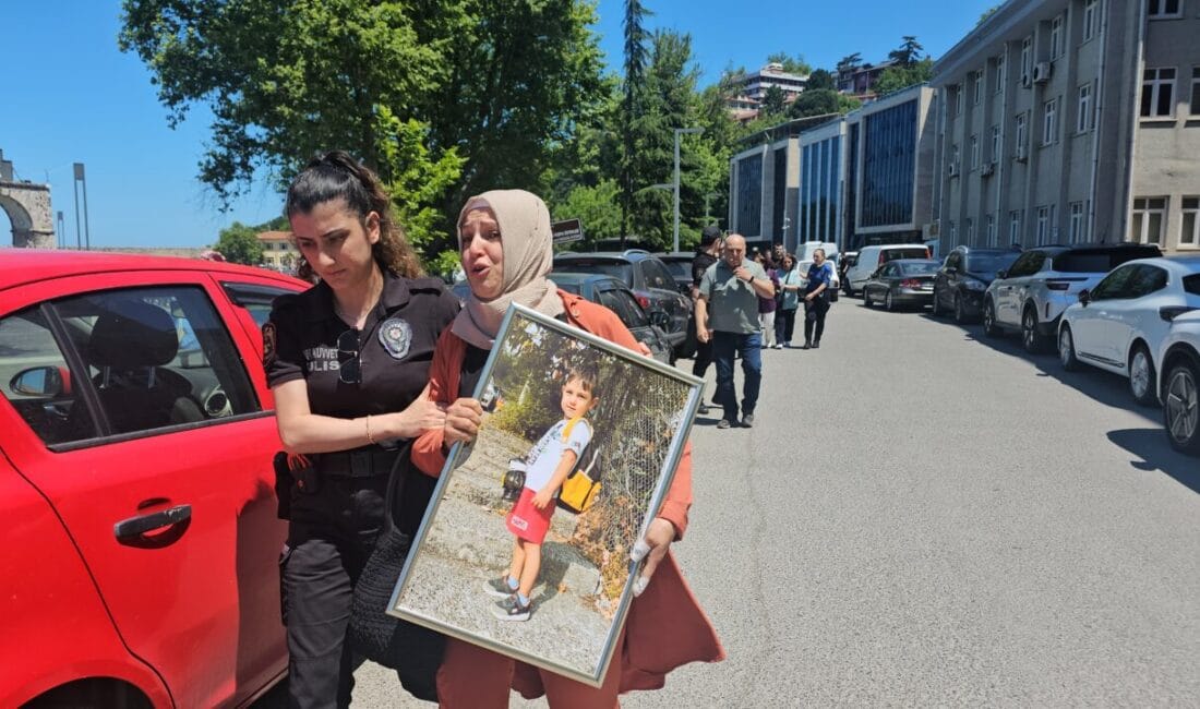 Zonguldak'ta okul önünde su dağıtım kamyonetinin geri kayması sonucu 4