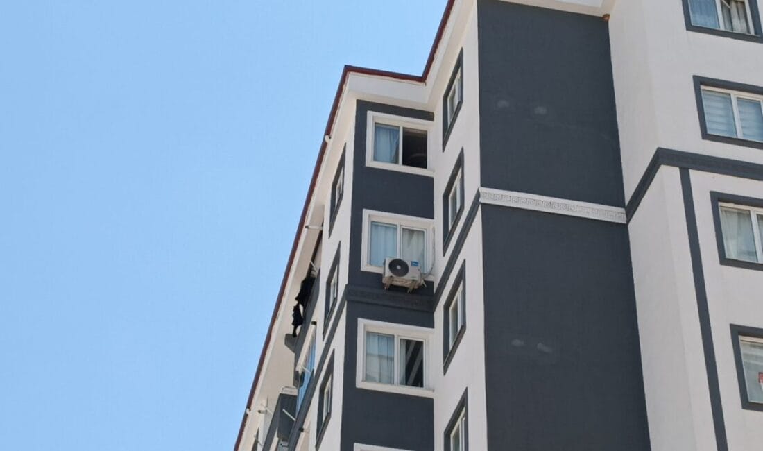Gaziantep’de Kan Donduran Olay! 4 Yaşındaki Çocuğunu Alıp 8. Kattan Aşağı Atladı! Gaziantep'in Akkent Mahallesi'nde 4 yaşındaki oğlu Ahmet B.'yi kucağına alıp