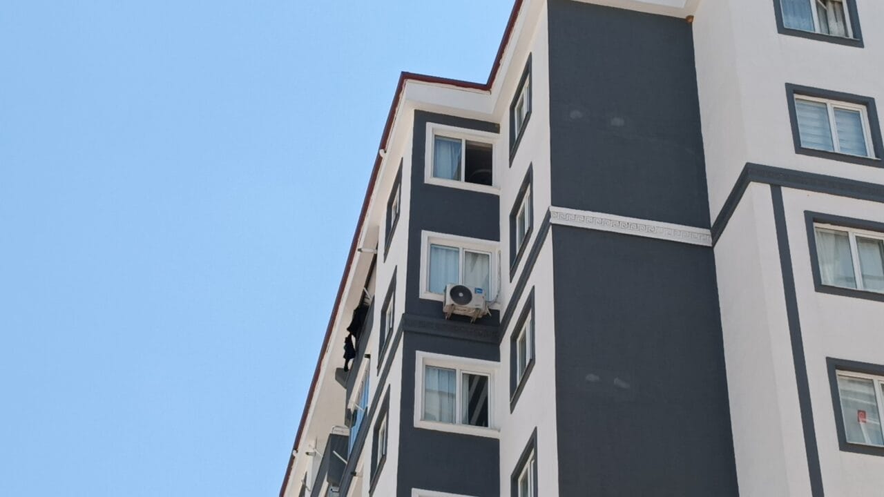 Gaziantep'in Akkent Mahallesi'nde 4 yaşındaki oğlu Ahmet B.'yi kucağına alıp