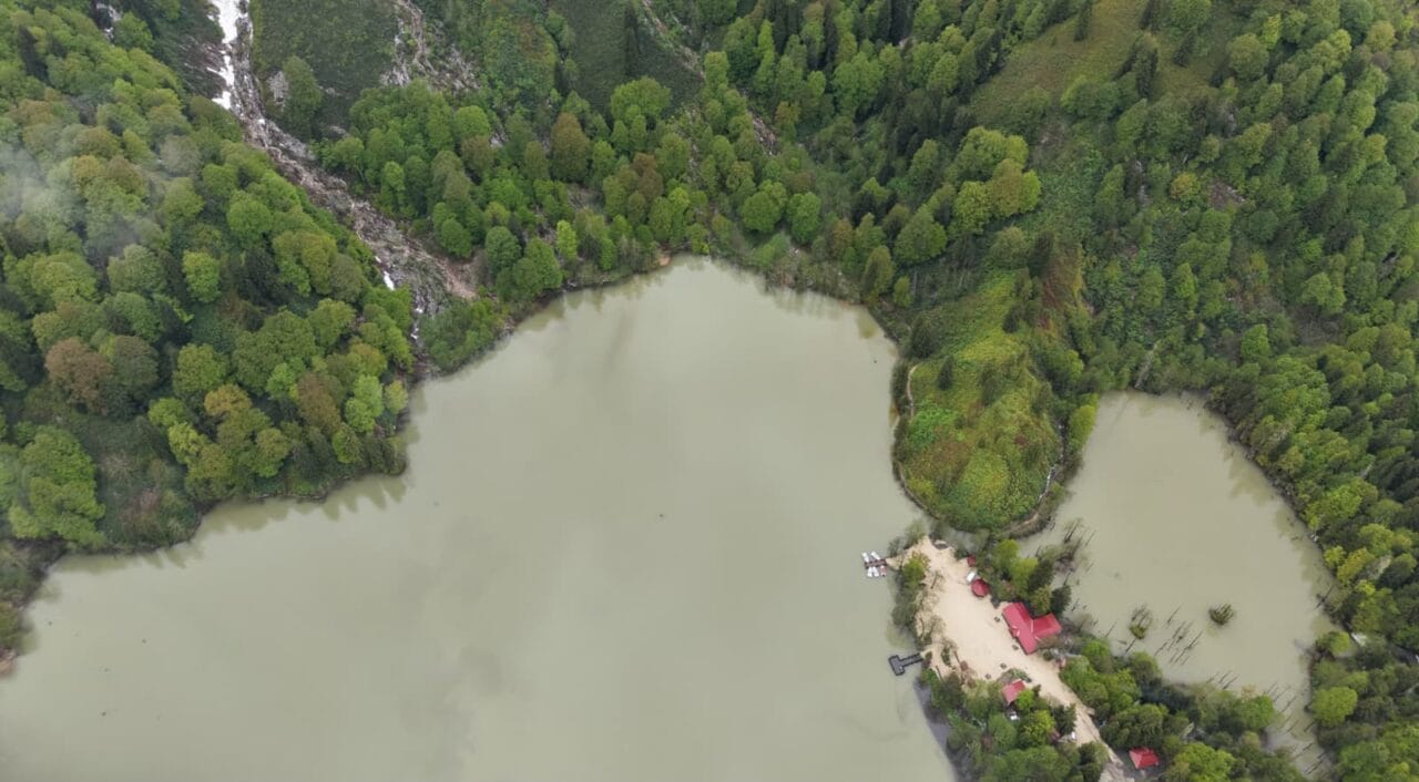 Görenler Gözlerine İnanamıyor: Aynı Anda Hem Kışı Hem Yazı Yaşatan Gizli Cennet! Artvin'deki Borçka Karagöl Tabiat Parkı, yüksek dağ zirvelerini kaplayan bembeyaz