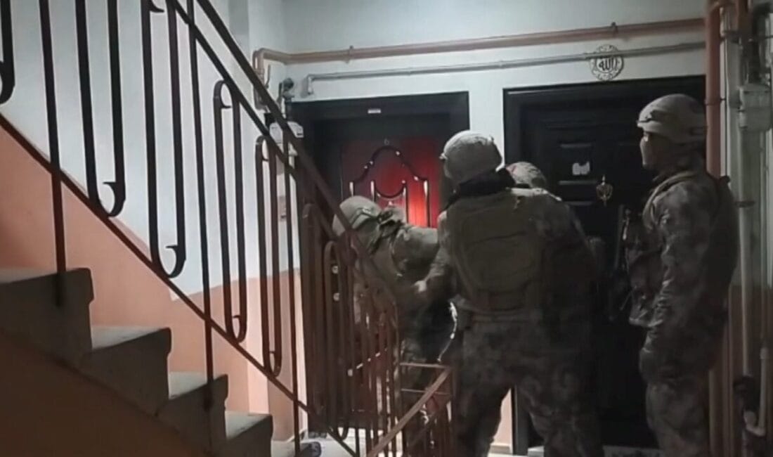 İstanbul’da 2 Suç Örgütüne Dev Operasyon: 27 Gözaltı İstanbul'da Organize ve İstihbarat Şube ekiplerinin koordineli çalışmasıyla, iş yerlerine
