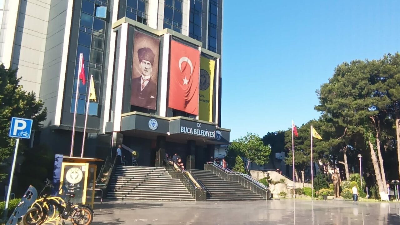 İzmir Cumhuriyet Başsavcılığı'nın koordinasyonunda gerçekleşen operasyonla Buca Belediyesi'nde rüşvet ve